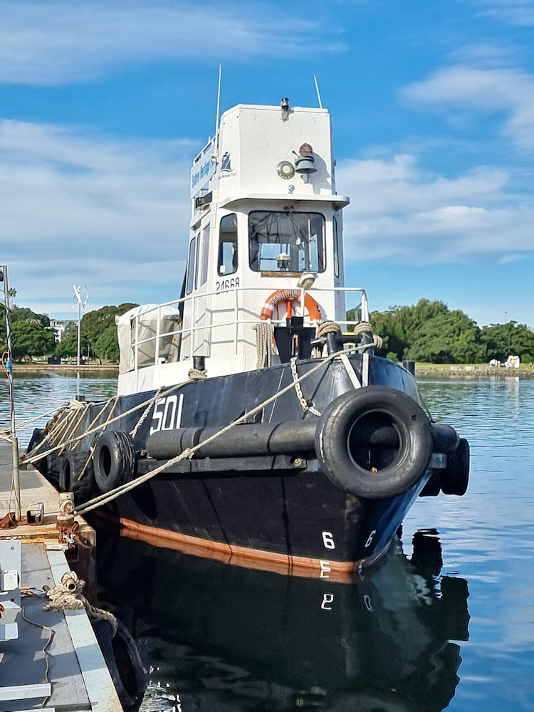 HMAS Bronzewing (HTS 501) Harbour Tug