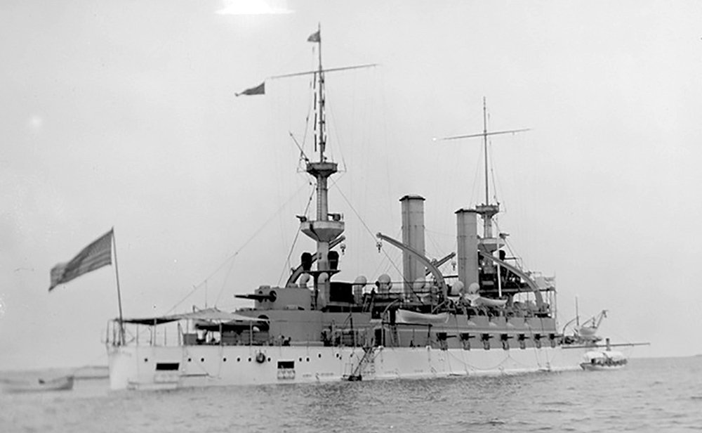 USS Kearsarge (BB-5) accompanied by small boats while underway between 1903 - 1909