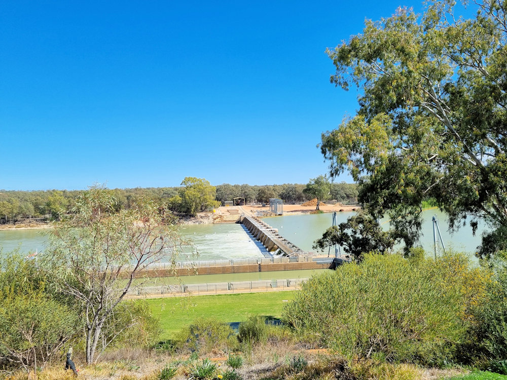 The weir across the Murray at Loch 4