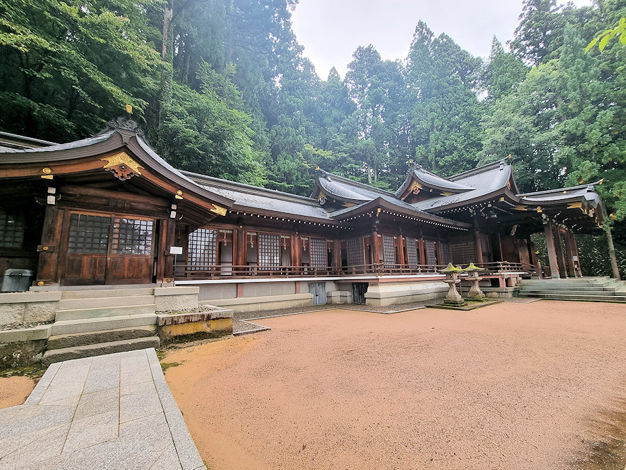 The Sakurayama Hachimangu Shrine and other buildings surrounded by trees